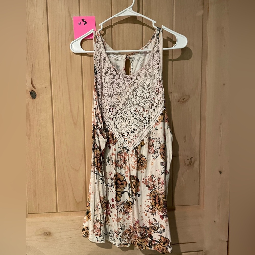 Maurices 3X Cream & Pink Floral Lace Tank Top. Beautiful crochet design at neck